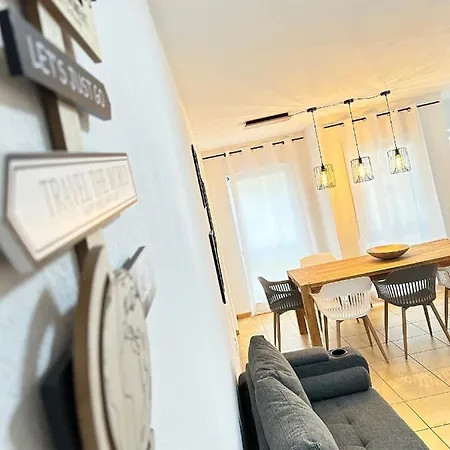 Apartment Amao-curry I 100qm I Exklusives Loft Ueber 3 Etagen I King-size Betten U Netflix